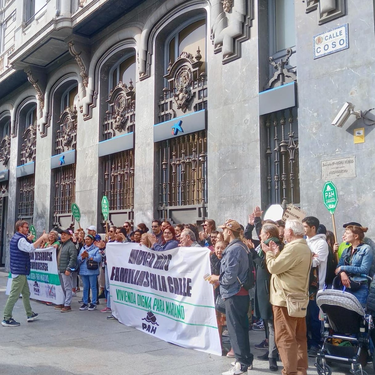 Miembros de la PAH en la Caixa de plaza España Zaragoza.