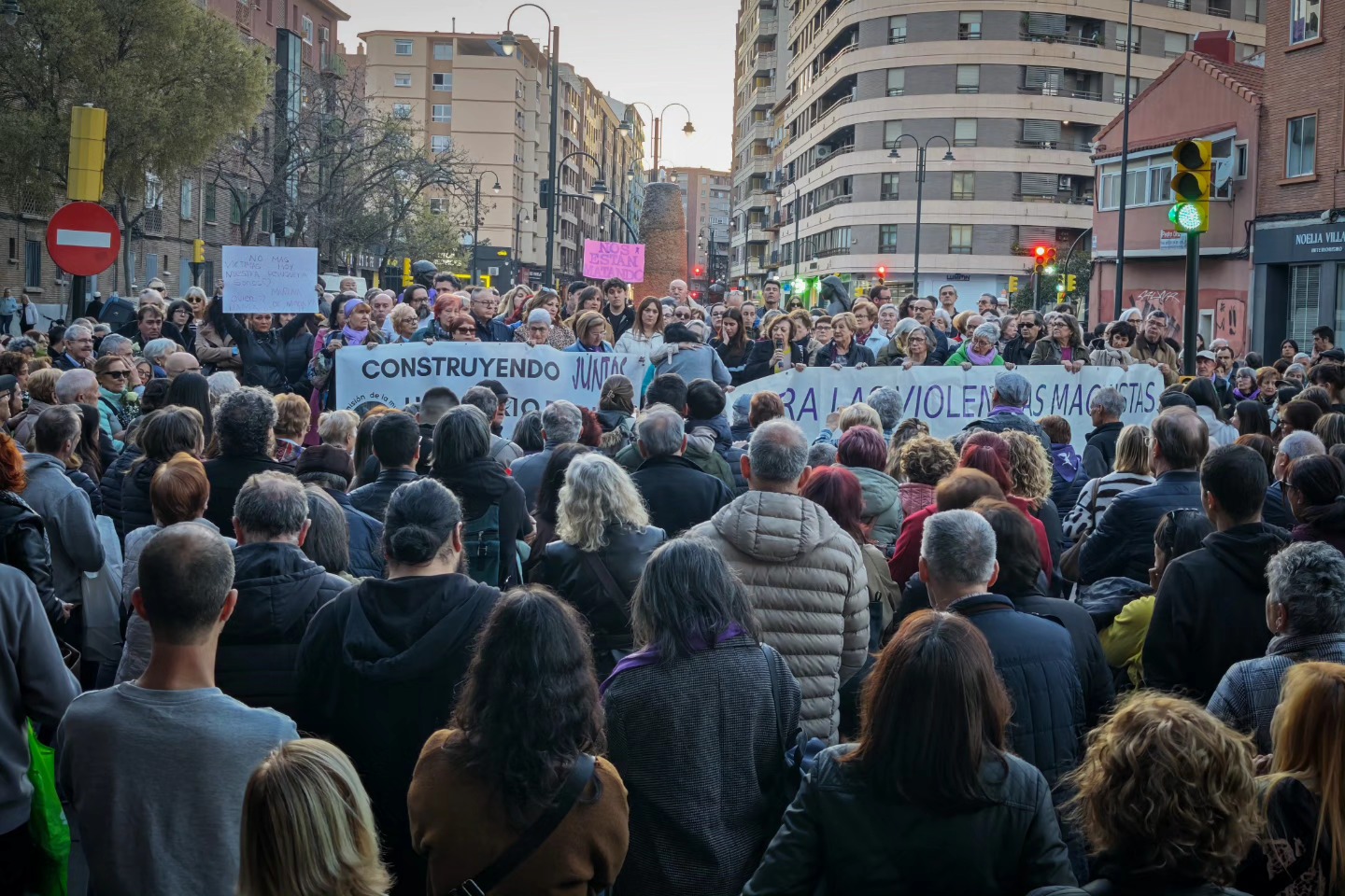 Concentración vecinal en Las Fuentes en repulsa al asesinato machista